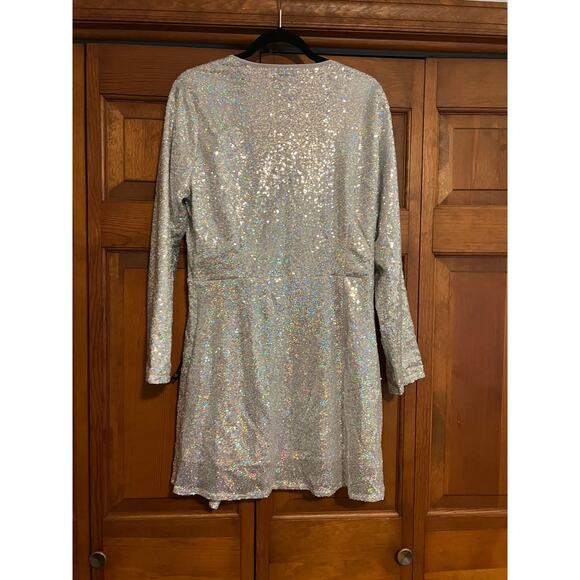 NWT PrettyLittleThing Women’s Silver Sequin Twist Front Party Mini Dress Size M - Picture 8 of 14